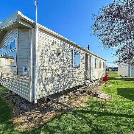 8 Berth Caravan For Hire At St Osyth Beach Ref 28047R Clacton-on-Sea Eksteriør billede
