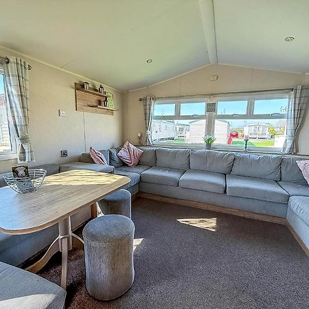 8 Berth Caravan For Hire At St Osyth Beach Ref 28047R Clacton-on-Sea Eksteriør billede