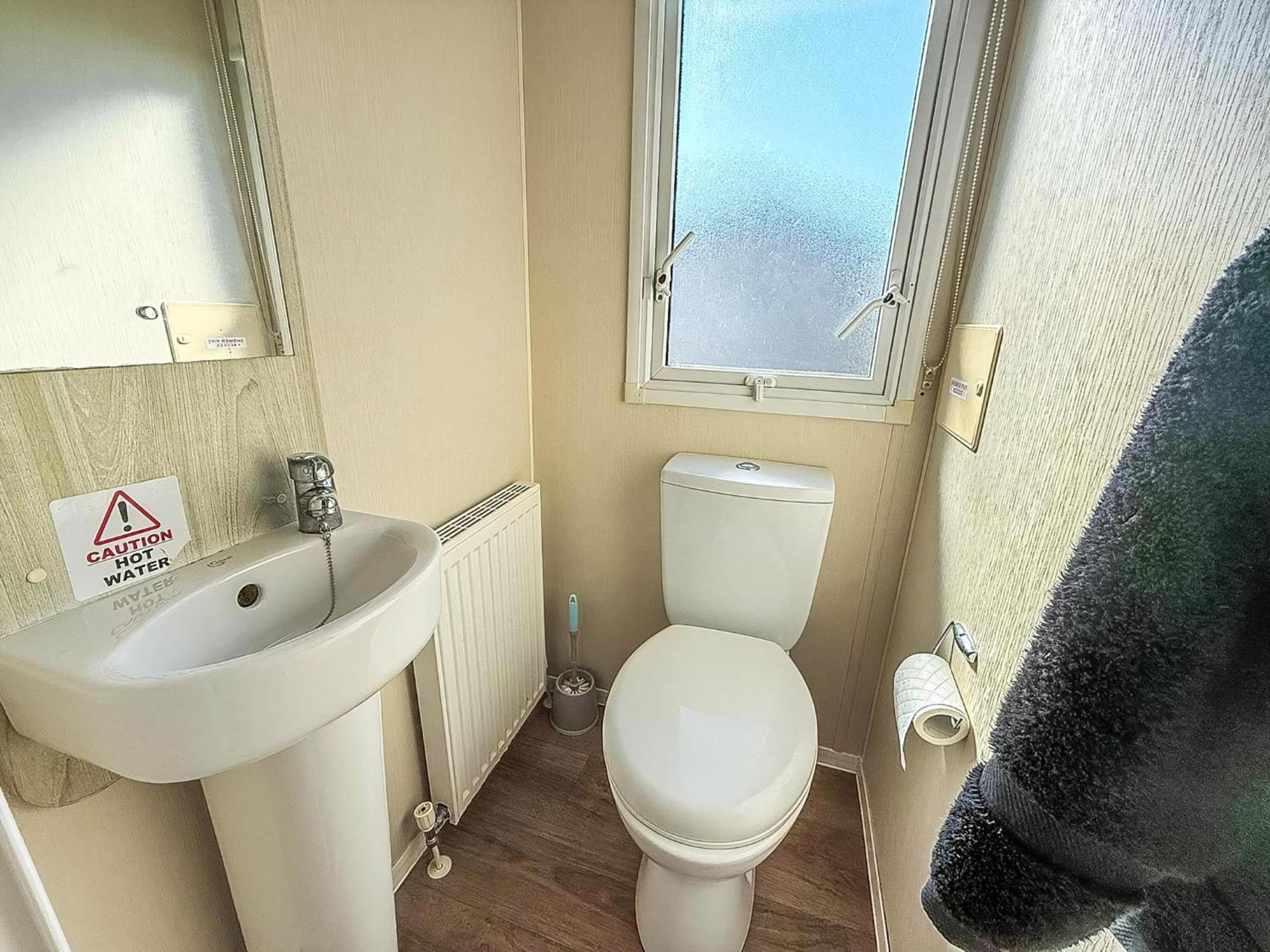 8 Berth Caravan For Hire At St Osyth Beach Ref 28047R Clacton-on-Sea Eksteriør billede