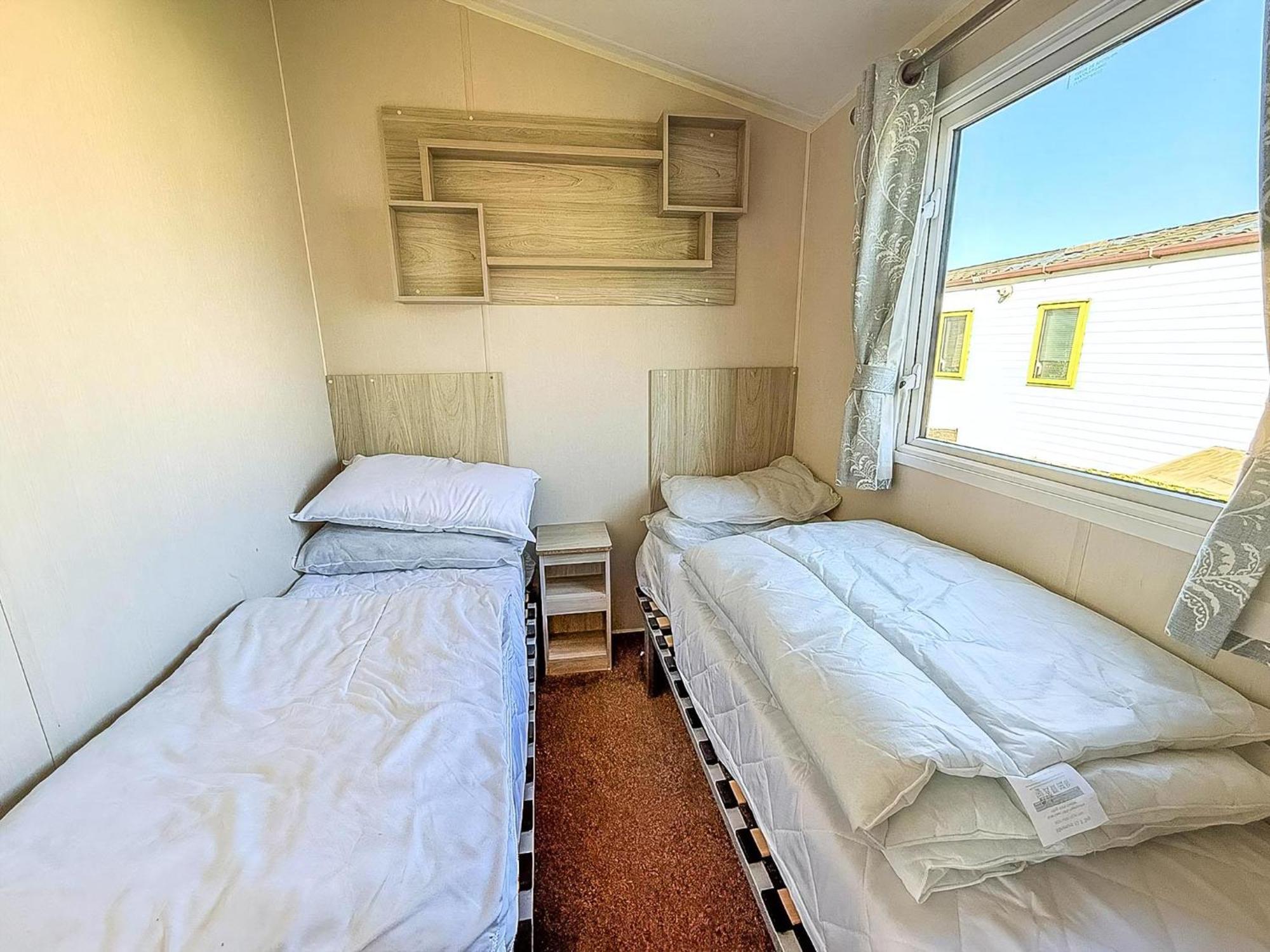 8 Berth Caravan For Hire At St Osyth Beach Ref 28047R Clacton-on-Sea Eksteriør billede