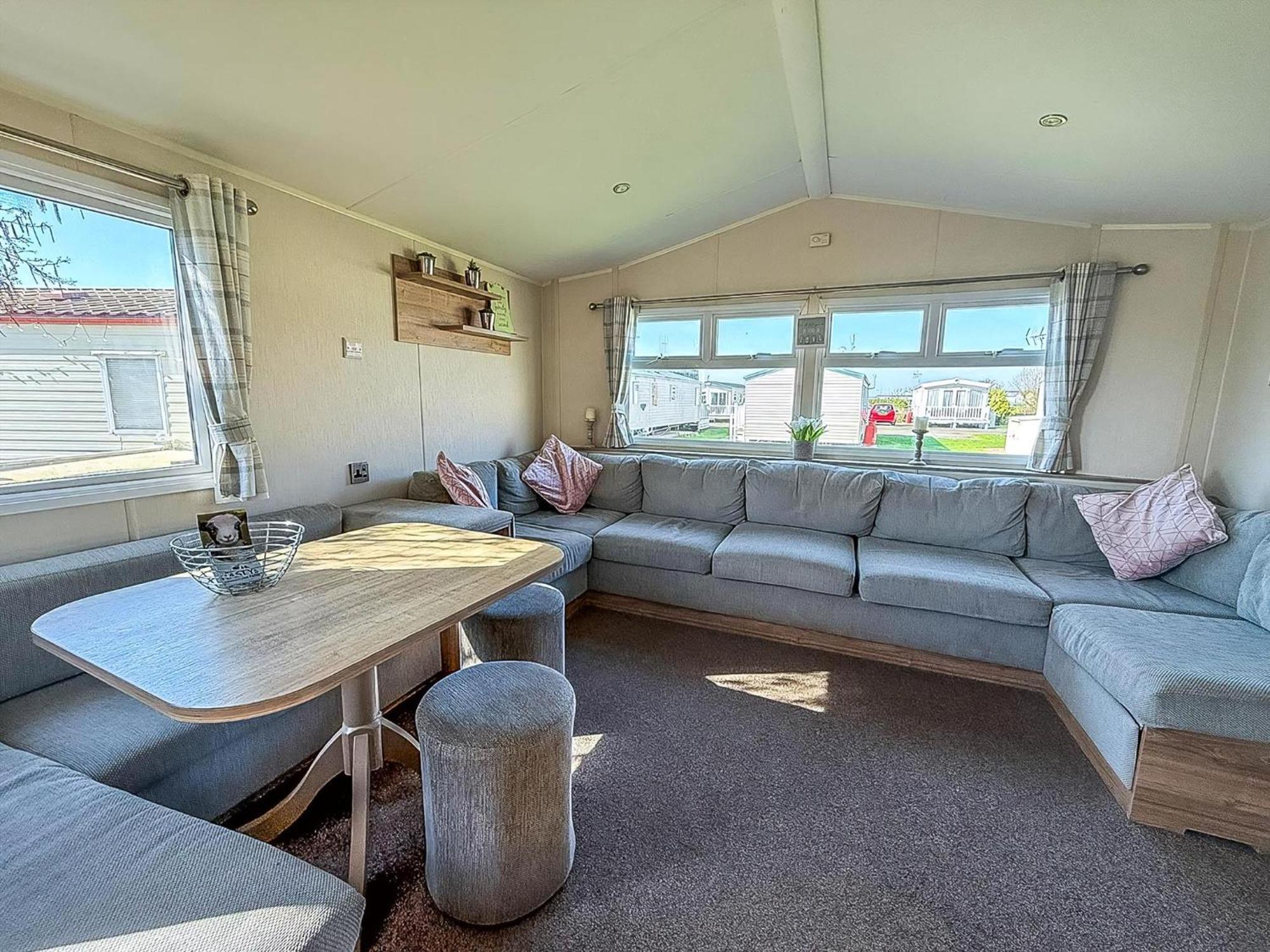 8 Berth Caravan For Hire At St Osyth Beach Ref 28047R Clacton-on-Sea Eksteriør billede
